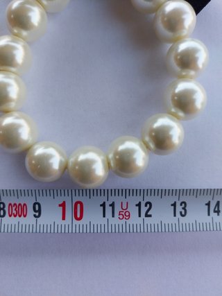 Braccialetto perle bianche con fiocco nero