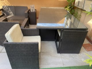 Conjunto mesa jardín ratán y cristal