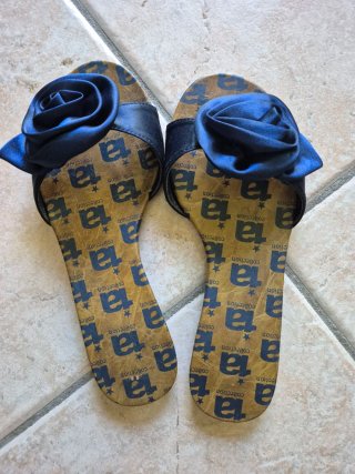 Sandalo basso con fiore blu