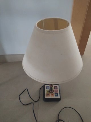 Lámpara de mesa beige y multicolor