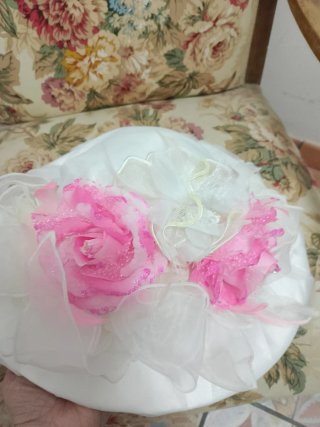 Sombrero blanco adornado