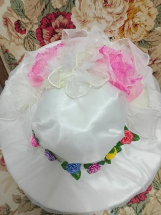 Sombrero blanco adornado
