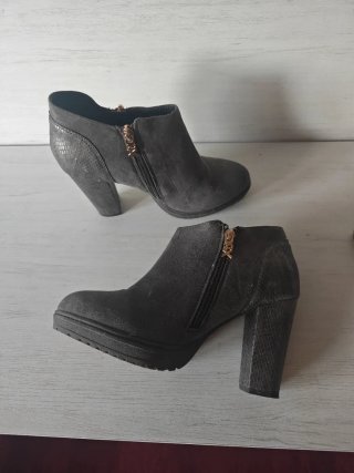 Botines grises con cremallera
