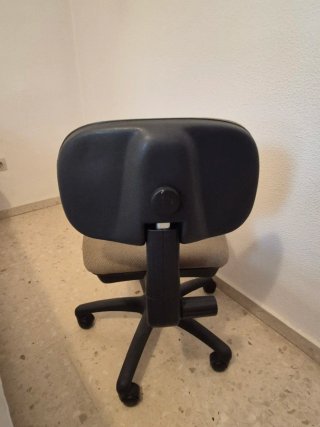 Silla de oficina beige y negra