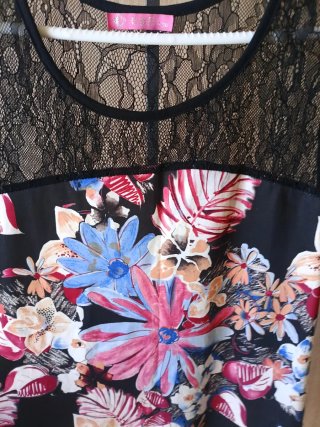 Vestido negro con estampado floral