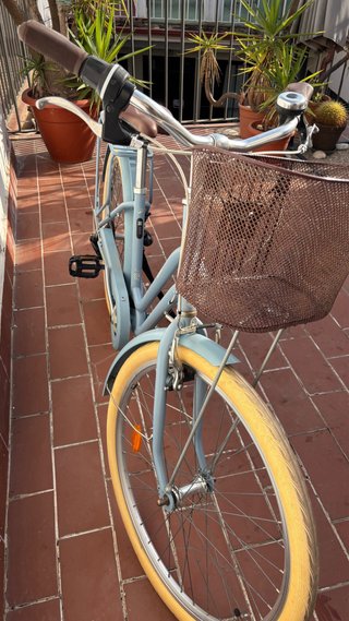 Bicicleta urbana celeste con cesta