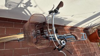 Bicicleta urbana celeste con cesta
