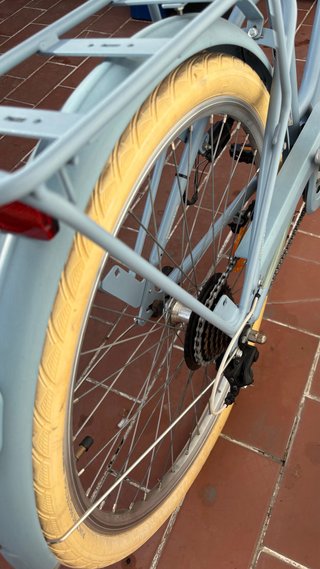 Bicicleta urbana celeste con cesta