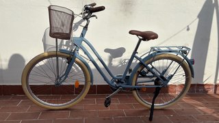 Bicicleta urbana celeste con cesta
