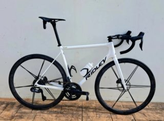 Bicicleta de carretera Ridley blanca