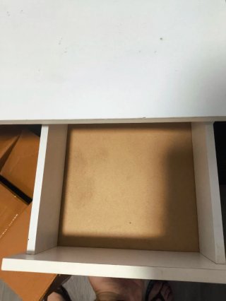 Escritorio blanco con cajón
