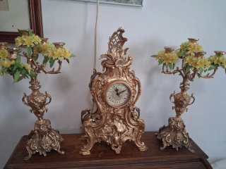 Reloj y candelabros dorados antiguos