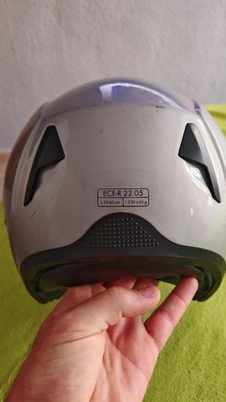 Casco de moto plateado con visera