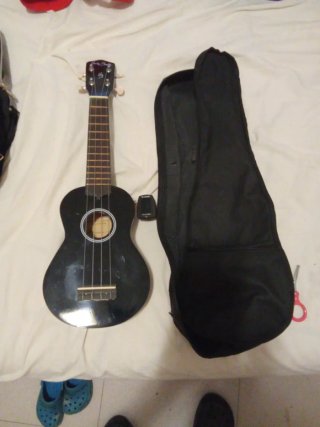 Ukelele Negro con Afinador Harley Benton, thomann