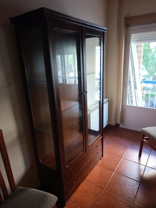 Vitrina marrón madera y cristal