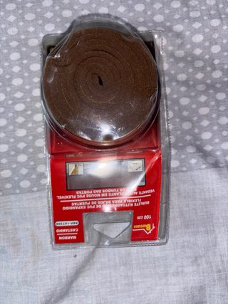 Burlete autodhesivo de pvc para bajos de puerta