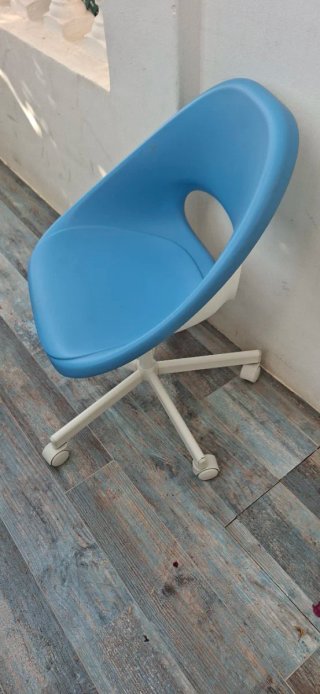 Silla giratoria Ikea azul y blanca