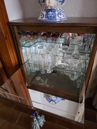 Mueble antiguo licorero de madera