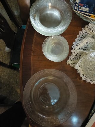 Platos de cristal con relieve decorativo