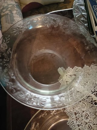 Platos de cristal con relieve decorativo