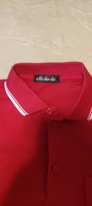 Polo rojo cómodo y moderno
