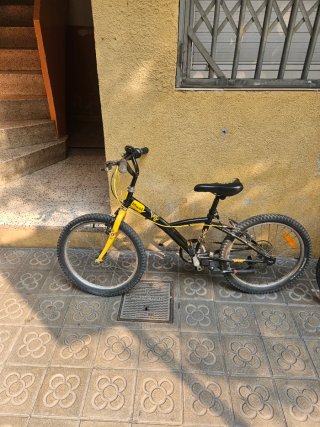 Bicicleta BMX Negra y Amarilla