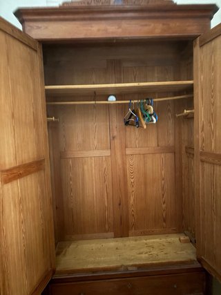 Armario antiguo de madera maciza
