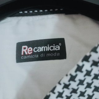Camicia uomo marca RE  con un design bianco e nero