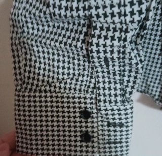Camicia uomo marca RE  con un design bianco e nero