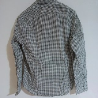 Camicia uomo marca RE  con un design bianco e nero