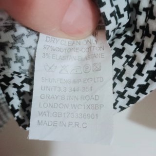 Camicia uomo marca RE  con un design bianco e nero