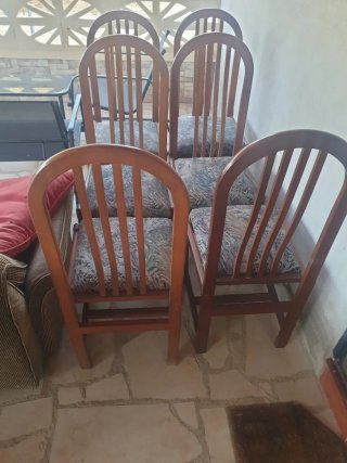 Mesa extensible y 6 sillas de madera