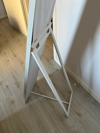 Espejo de pie blanco con marco de madera