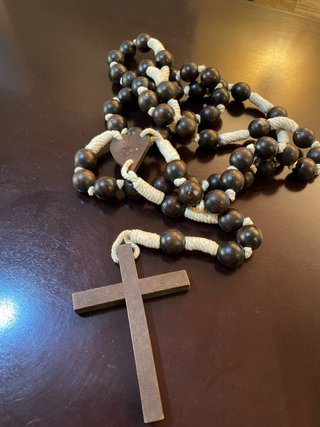 Rosario de madera y cuerda