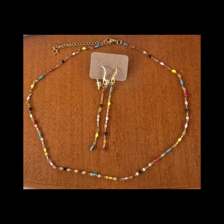 Collar y pendientes a juego con detalles de colore