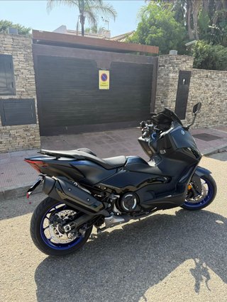 Yamaha TMAX 560 Maxi Scooter Negra