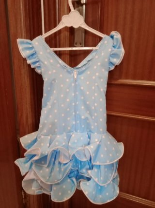 Traje de flamenca azul con lunares para niña