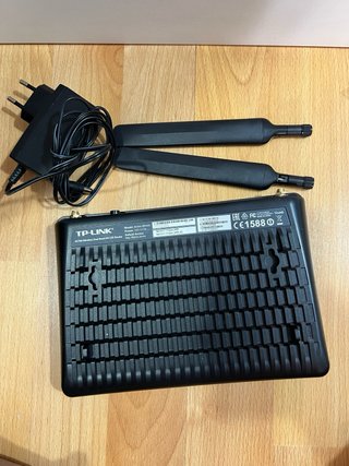 Router WiFi TP-Link con 2 antenas y cargador