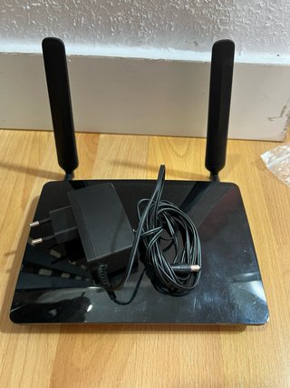Router WiFi TP-Link con 2 antenas y cargador