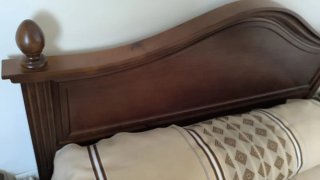 Cama de madera y tela beige