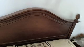 Cama de madera y tela beige