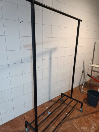 Perchero Metálico Negro con Ruedas