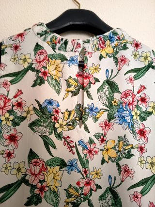 Blusa floral sin mangas