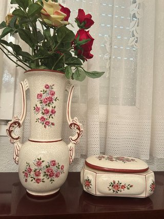 Jarrón y jabonera de cerámica con rosas