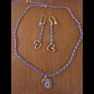 Collar y pendientes a juego.