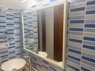 Espejo de baño con marco blanco