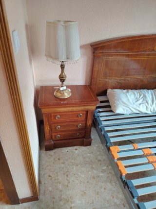 Cómoda de madera con espejo