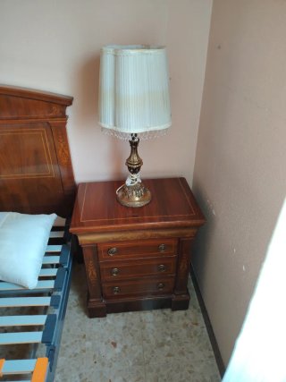 Cómoda de madera con espejo