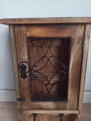 Caja de llaves de madera y metal