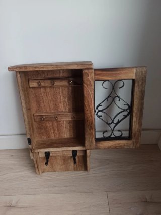 Caja de llaves de madera y metal